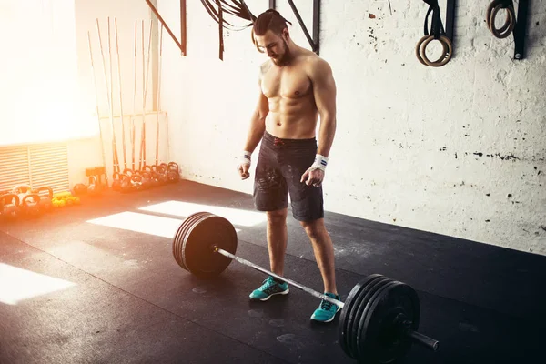 Grazioso uomo stanco dopo il sollevamento pesi in palestra — Foto Stock