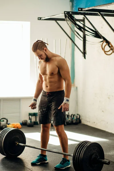 Vacker man trött efter tyngdlyftning på gym — Stockfoto