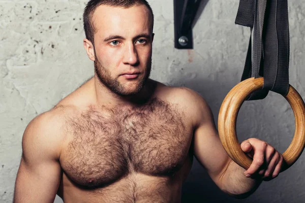 Fiziksel olarak uygun bir sağlık kulübü içinde poz adam