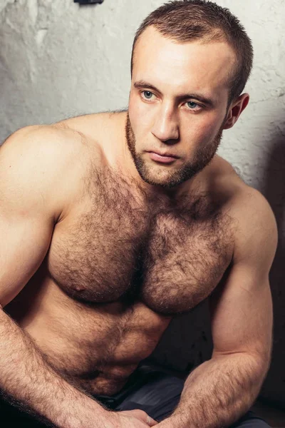 Fiziksel olarak uygun bir sağlık kulübü içinde poz adam