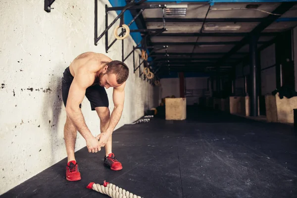 spor salonunda diz elleriyle bükme erkekte