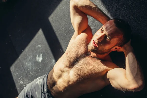 güzel adam spor salonu nda halter sonra yorgun