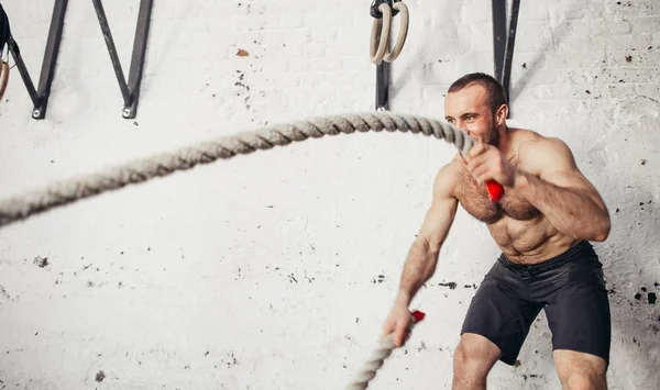 Hombres con cuerdas de batalla Las cuerdas de batalla se ejercitan en gimnasio de fitness — Foto de Stock