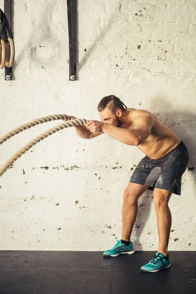 Hombres con cuerdas de batalla Las cuerdas de batalla se ejercitan en gimnasio de fitness — Foto de Stock