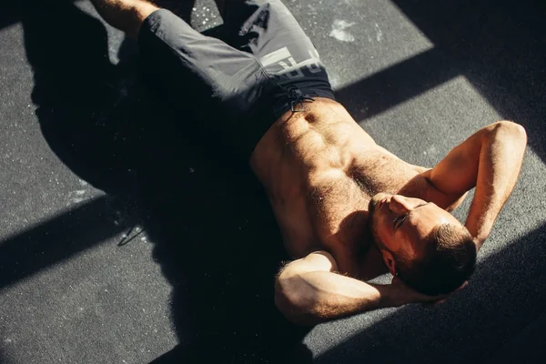 Kaslı adam yapıyor egzersiz egzersiz kadar oturmak