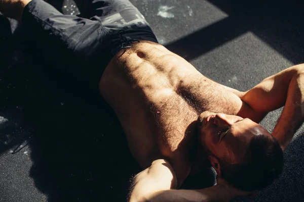 Kaslı adam yapıyor egzersiz egzersiz kadar oturmak — Stok fotoğraf