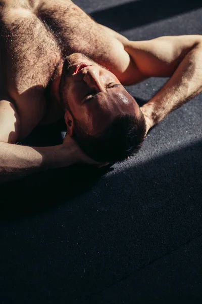 Fiziksel olarak uygun bir sağlık kulübü içinde poz adam