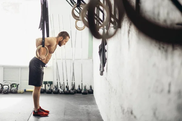 Вмістити занурювальний кільце людина готується до тренувань в спортзалі занурення вправи — стокове фото