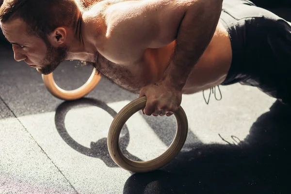 Empuje hacia arriba con anillos gimnásticos — Foto de Stock