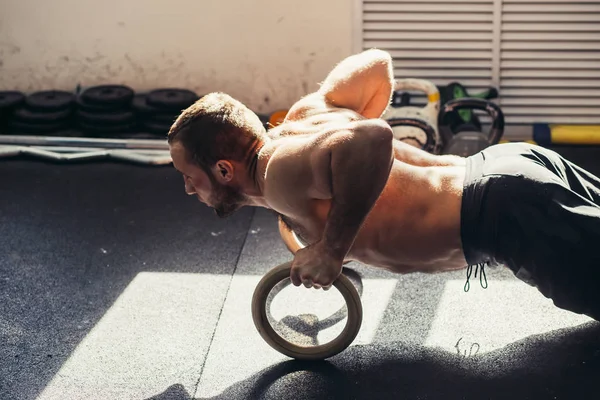 Jimnastik rings ittirir