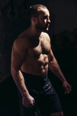 Fiziksel olarak uygun bir sağlık kulübü içinde poz adam