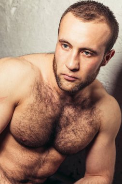 Fiziksel olarak uygun bir sağlık kulübü içinde poz adam