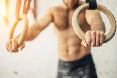 Spor salonunda egzersiz daldırma çalışmadan sonra uygun DIP yüzük adam rahat. odak halkaları