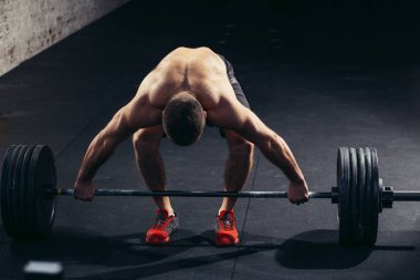 Yakışıklı halterci barbell ile eğitim için hazırlanıyor