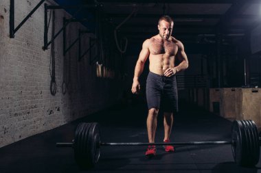 Yakışıklı halterci barbell ile eğitim için hazırlanıyor
