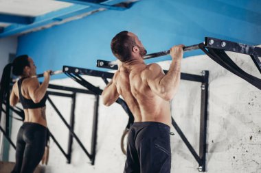 Spor salonunda egzersiz daldırma kullanarak yapan fitness yakışıklı erkek yüzük