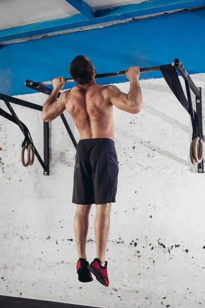 Fit tenen te bar man pull-ups bars training oefenen op sportschool — Stockfoto