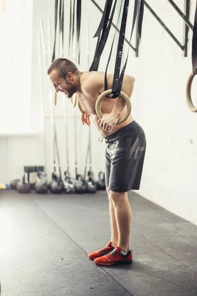 Fit dip ring man bereitet sich auf das Training im Fitness-Studio Dip-Übung — Stockfoto