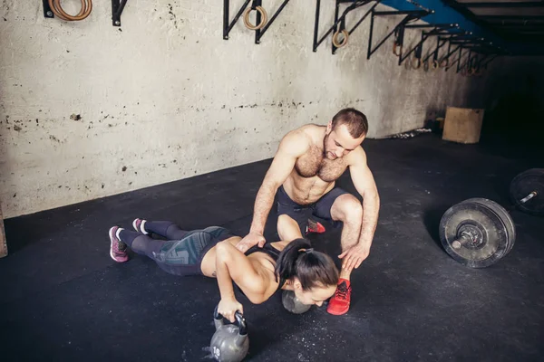 Тренер чоловік і жінка штовхають силу в фітнес тренування — стокове фото