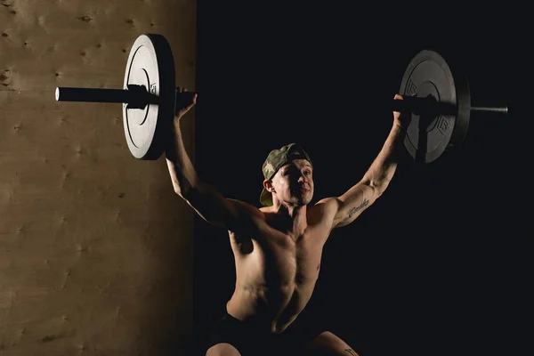 野蛮的肌肉男子胡子训练与杠铃抬起头在健身房 — 图库照片