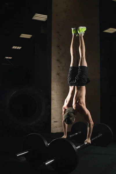 Handstand push-up man training bij sportschool pus ups — Stockfoto