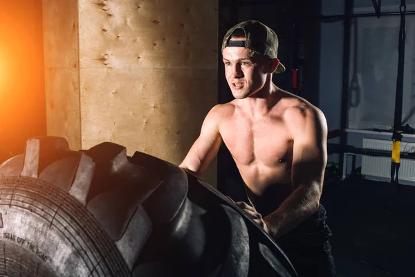 Treinamento crossfit - homem flipping pneu — Fotografia de Stock