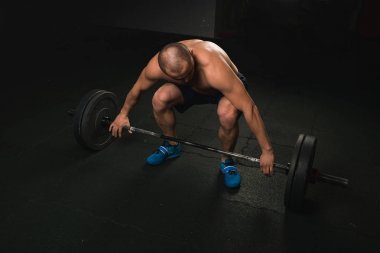 Yakışıklı halterci barbell ile eğitim için hazırlanıyor