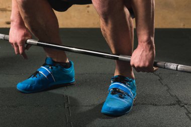 Yakışıklı halterci barbell ile eğitim için hazırlanıyor