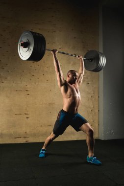 Sakal tren üzerinde kafa spor salonunda kaldırdı barbell ile acımasız kaslı adam