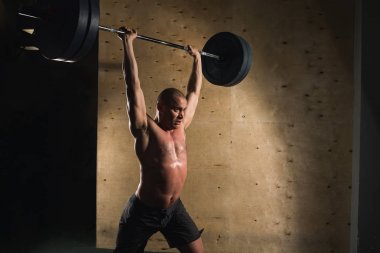 Sakal tren üzerinde kafa spor salonunda kaldırdı barbell ile acımasız kaslı adam