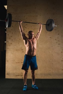 Sakal tren üzerinde kafa spor salonunda kaldırdı barbell ile acımasız kaslı adam