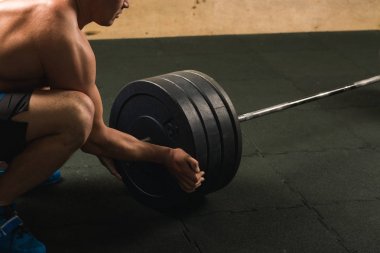 Yakışıklı halterci barbell ile eğitim için hazırlanıyor
