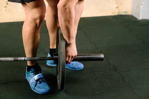 Yakışıklı halterci barbell ile eğitim için hazırlanıyor — Stok fotoğraf