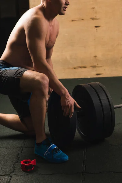 Levantador de pesas guapo preparándose para el entrenamiento con barra — Foto de Stock