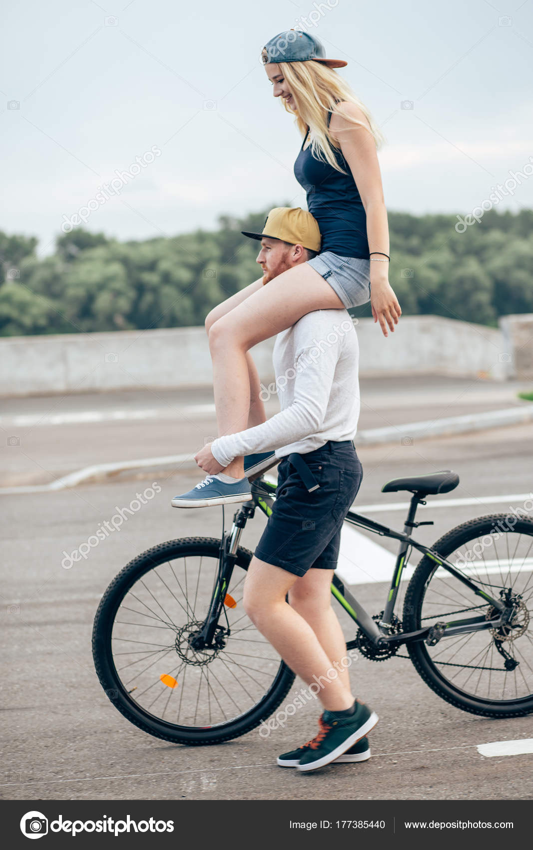 Pareja montando sus bicicletas en su tiempo libre y divertirse en