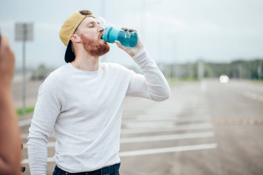 Bisikletçi içme suyu yolu üzerinde mavi gökyüzü üzerinde