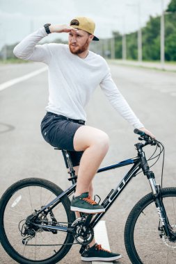 Bir yolda binmek adam