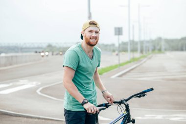 Bir yolda binmek adam