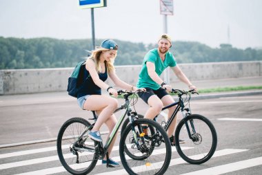 Bir orta yaşlı erkek ve kadın yol bisikleti yan görünüm