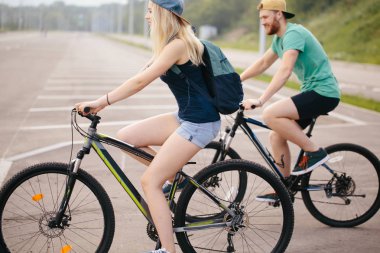 Kırsal kesimde döngüsü binen genç bir çift yan görünüm