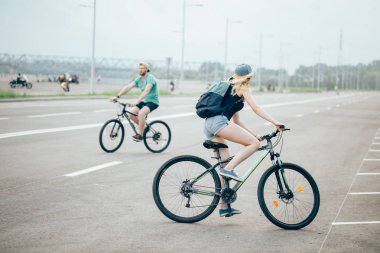 Mutlu çiftimiz parkta bisiklet sürme