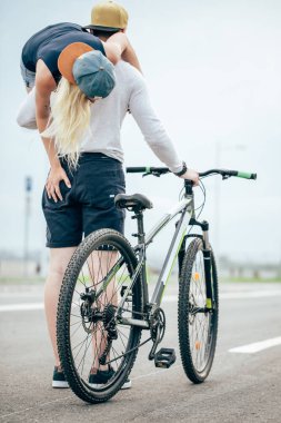 Çift bir yaz gününde gülümseyen, onun kız arkadaşı omzuna tutmak adam