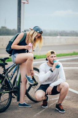 Bisikletçi içme suyu yolu üzerinde mavi gökyüzü üzerinde