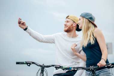 selfie açık havada alarak bisiklet ile mutlu çift