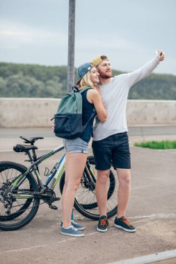 seven çift bir selfie onların akıllı şehir merkezinde alıyor