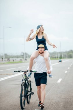 Çift onların boş zamanlarında onların bisiklet sürme ve güneşli sonbahar gününde eğleniyor.