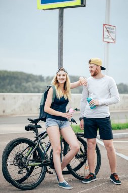 Yolda duran el ele tutuşarak genç hippi çift