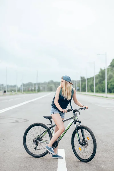 아름 다운 어린 소녀는 자전거-야외에 앉아 — 스톡 사진