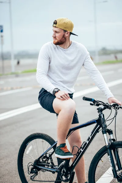 Человек на велосипеде по дороге — стоковое фото