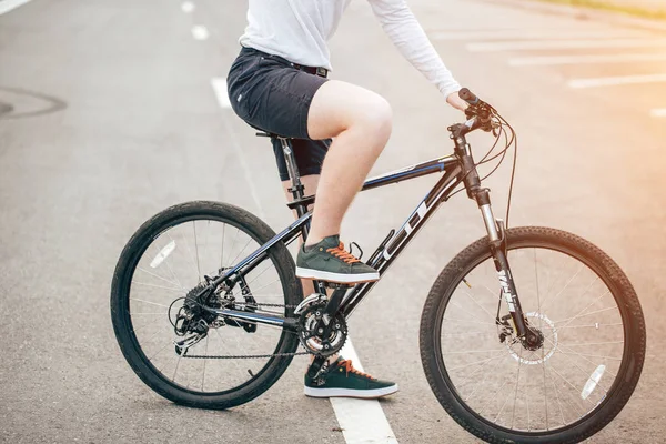 Empresario montar en bicicleta para trabajar en la calle urbana por la mañana — Foto de Stock